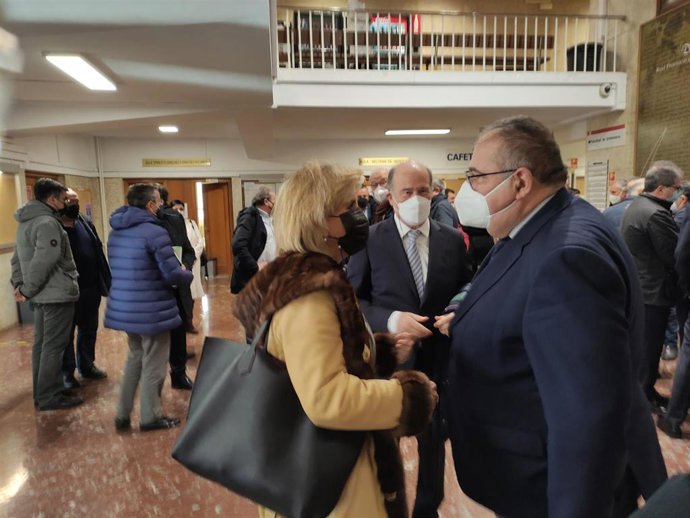 El presidente del Consejo de la Profesión Médica de Castilla y León, José Luis Díaz Villarig, (al fondo en el centro) observa a la anterior consejera de Sanidad, Verónica Casado, y el actual, Alejandro Vázquez.