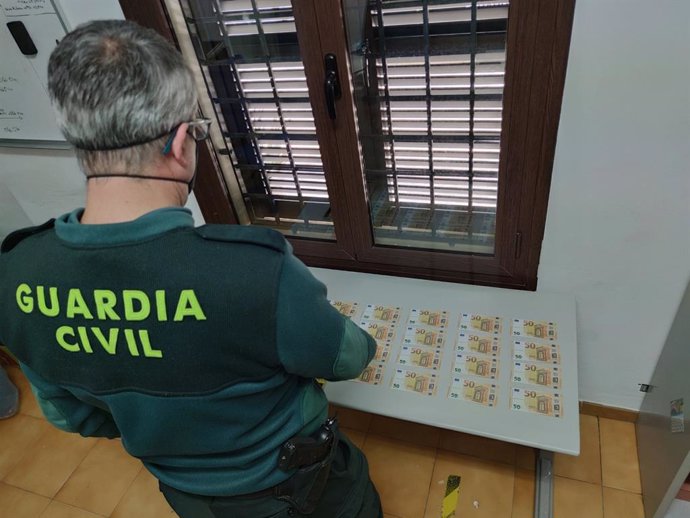 Billetes de 50 euros falsos incautados por la Guardia Civil.