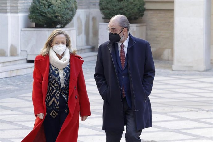 La vicepresidenta primera y ministra de Asuntos Económicos y Transformación Digital, Nadia Calviño, y el presidente del Gobierno de Aragón, Javier Lambán, llegan a la Sede de la Diputación General de Aragón (DGA).