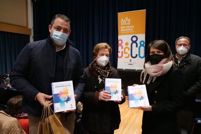 Alcalde y diputada provincial hacen entrega en Tíjola de los cuadernos copia