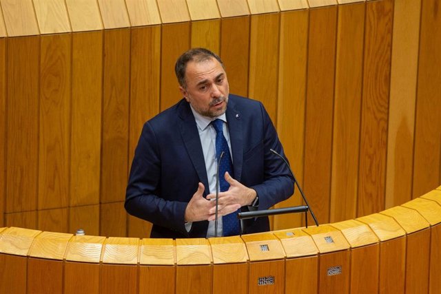 El conselleiro de Sanidade, Julio García Comesaña, comparece a petición propia en el Parlamento de Galicia para informar de la pandemia y de la atención primaria