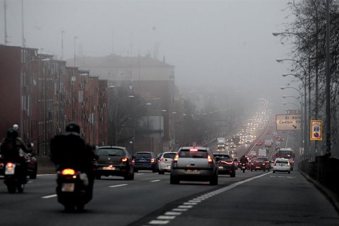 Archivo - Tráfico con niebla en una de las calzadas de la ciudad , en Madrid (España), a 12 de febrero de 2020.