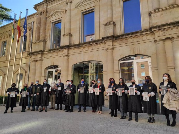 Concentración de Letrados de la Administración de Justicia de La Rioja a las puertas del Palacio de Justica riojano