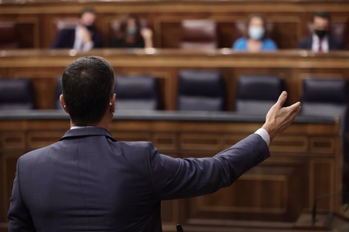 Archivo - El presidente del Gobierno, Pedro Sánchez, interviene en una sesión de control en el Congreso de los Diputados, a 10 de noviembre de 2021, en Madrid, (España).