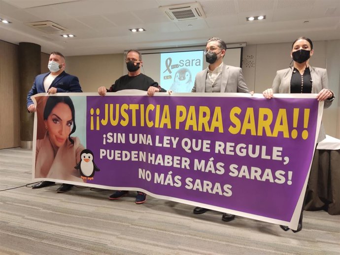 Familiares de Sara Gómez con la pancarta que portarán en el concentración de este sábado.