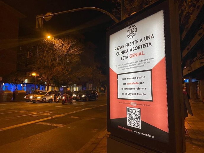 Campaña publicitaria en soportes municipales denunciada por IU por "atentar" contra el derecho al aborto.