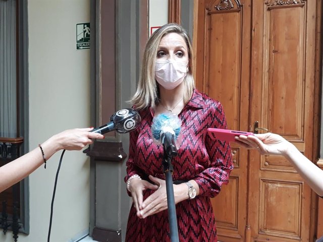 Archivo - La delegada de la Junta en Almería, Maribel Sánchez, atiende a los medios en una imagen de archivo.