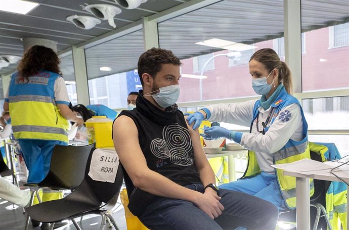 Un hombre es vacunado contra el Covid-19, en el WiZink Center, a 20 de enero de 2022, en Madrid, (España). Hoy arranca, en la red de hospitales públicos de la Comunidad de Madrid  la inoculación de la tercera dosis de la vacuna contra el coronavirus par