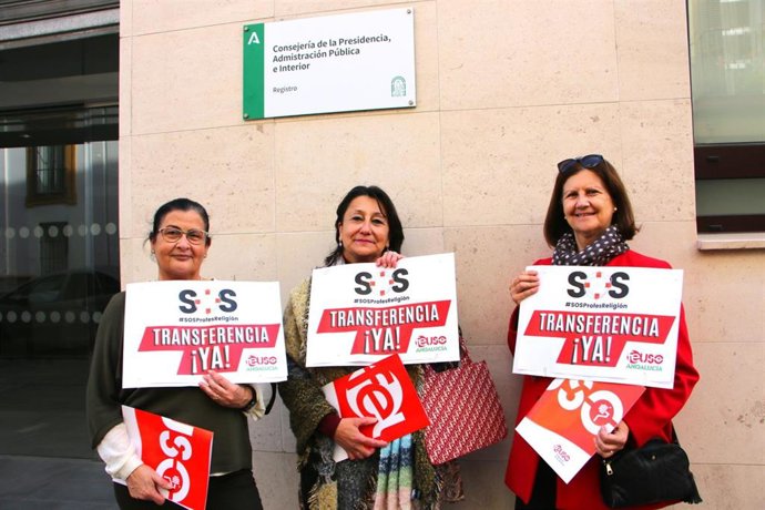 La Federación de Enseñanza de la Unión Sindical Obrera de Andalucía (Feuso Andalucía) entrega firmas para reclamar que el profesorado de Religión que imparte la asignatura en los Centros de Educación Infantil y Primaria se transfiera a la Junta.