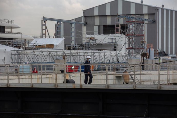 Archivo - Un hombre camina en las instalaciones del puerto de Barcelona, a 15 de octubre de 2021, en Barcelona, Catalunya (España).