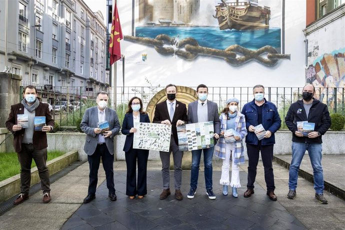 El consejero de Medio Ambiente, Guillermo Blanco, entre otros, en la presentación de nuevos materiales divulgativos con motivo del Día Mundial de la Educación Ambiental.