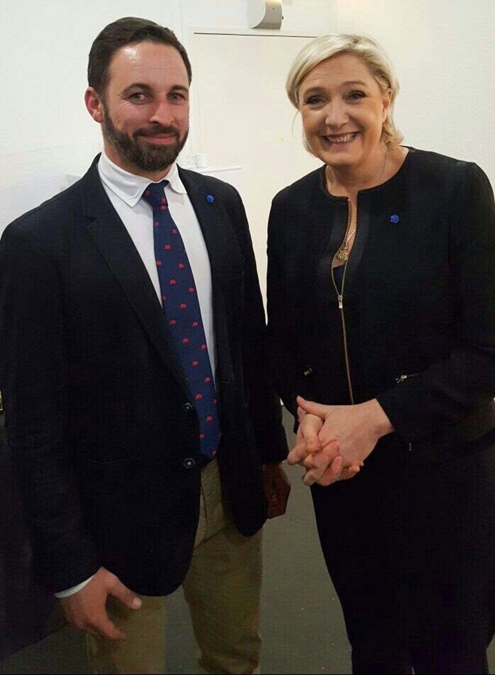 Archivo - El líder de VOX, Santiago Abascal, y la líder del Frente Nacional francés, Marine Le Pen