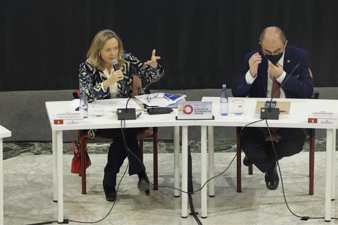 La vicepresidenta primera y ministra de Asuntos Económicos y Transformación Digital, Nadia Calviño, y el presidente del Gobierno de Aragón, Javier Lambán, en la Sala de la Corona del Gobierno autonómico durante una reunión con agentes sociales.