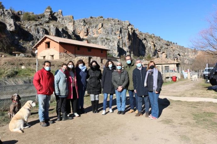 Andrea Fernández (quinta por la derecha) visita la piscifactoría de Vildé (Soria) como ejemplo de emprendimiento rural femenino