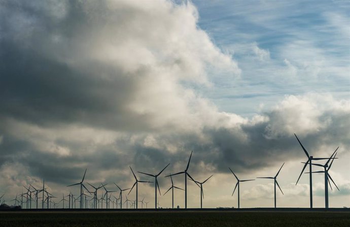 Archivo - FILED - 06 December 2021, Schleswig-Holstein, Ockholm: Wind turbines rotate in a wind field at Hauke-Haien-Koog on the North Sea coast. Germany's RWE and Canada's Northland Power announced on Thursday plans to build three offshore wind farms t