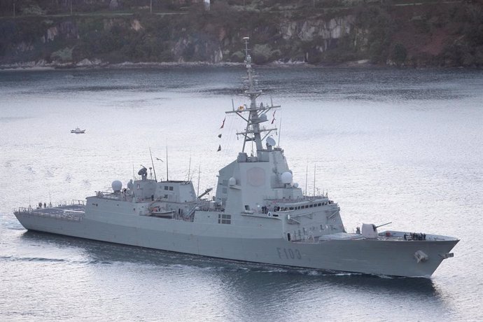 La fragata 'Blas de Lezo' zarpa desde Ferrol para integrarse en la agrupación permanente número 2 de la OTAN en el Mar Negro, a 22 de enero de 2022, en Ferrol, A Coruña, Galicia (España). El buque ha adelantado su salida tres semanas debido a la crisis 