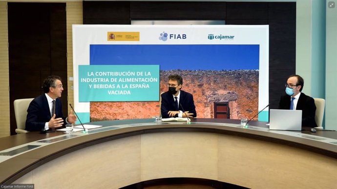 El secretario general de Agricultura y Alimentación, Fernando Miranda; Mauricio García de Quevedo, director general de FIAB; y Eduardo Baamonde, presidente de Cajamar Caja Rural, en la presentación de informe sobre la España Vaciada