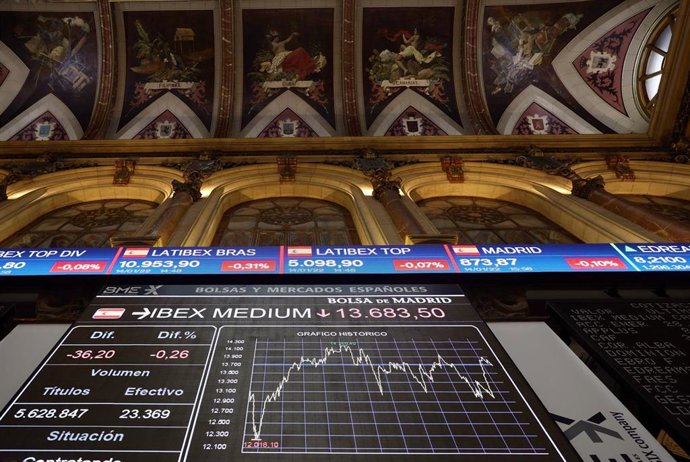 Valores del Ibex 35 en el Palacio de la Bolsa el día en que el Ibex 35 celebra su 30 aniversario, en el Palacio de la Bolsa, a 14 de enero de 2022, en Madrid (España).