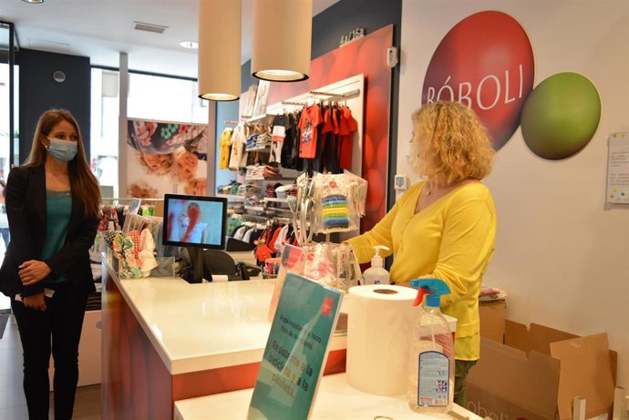 La delegada territorial de Empleo y Transformación Económica de la Junta en Granada, Virginia Fernández, visita un comercio del centro de Granada.