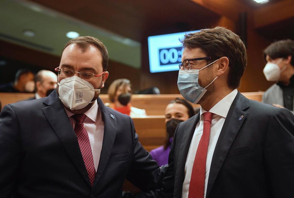 Adrián Barbón junto al consejero Enrique Fernández en el Parlamento.