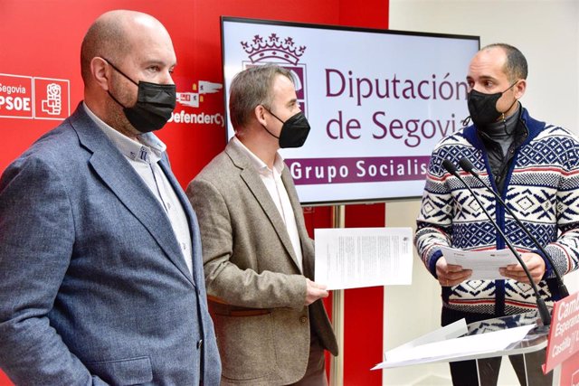 El Portavoz Socialista En La Diputación, Máximo San Macario, Junto A Los Diputados Samuel Alonso Y Alberto Peñas