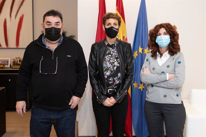 La presidenta de Navarra, María Chivite, junto a representantes del Colegio de Sociología y Politología de Navarra, el decano, Manuel Rodríguez, y la vicedecana, Eva Gurría