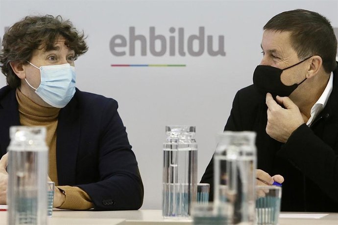 El secretario general del PSE-EE, Eneko Andueza (i), y el líder de EH Bildu, Arnaldo Otegi, conversan en la primera reunión entre ellos en pleno debate sobre la reforma laboral, en la sede de EH Bildu, a 19 de enero de 2022, en Bilbao