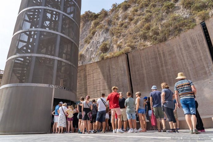 Archivo - Turistas junto al ascensor panorámico de Cartagena 