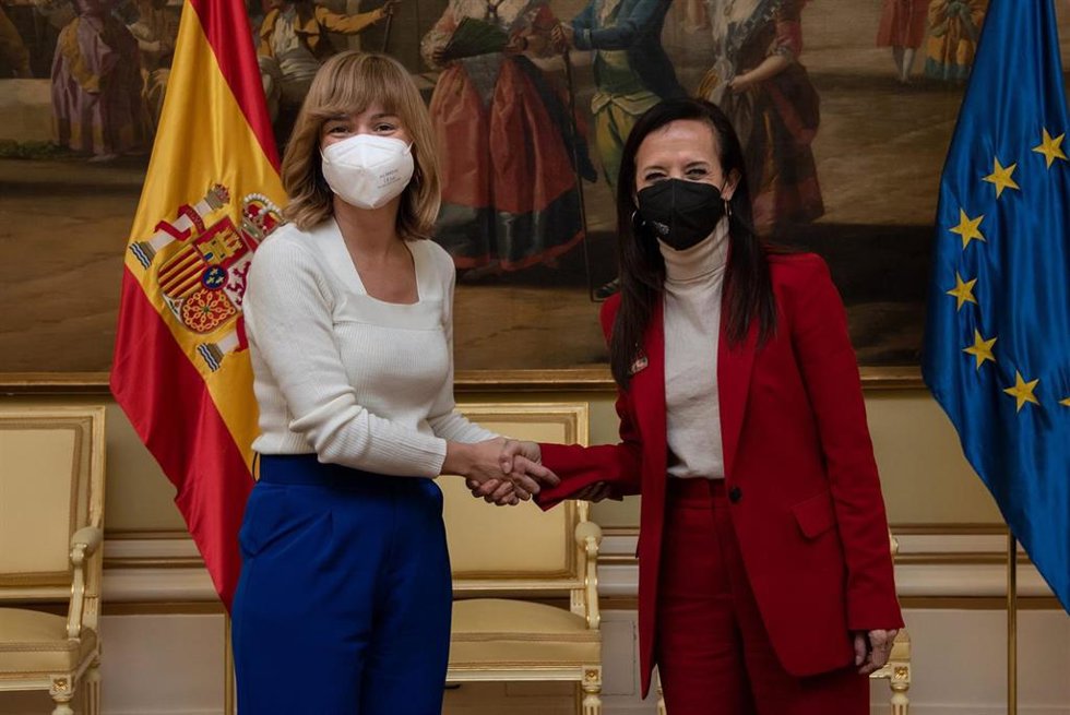 La ministra de Educación y FP, Pilar Alegría, y la presidenta del Grupo Red Eléctrica, Beatriz Corredor, en el encuentro de este miércoles
