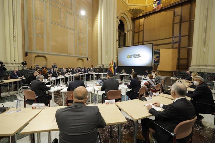 La reunión ha tenido lugar en la Sala de la Corona del Edificio Pignatelli. 