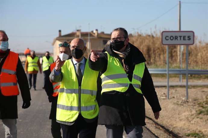 El consejero Ciriza con el alcalde de Cortes, Fernando Sierra en la visita a las obras de la carretera entre Cortes y Aragón