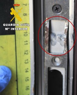 Cerradura forzada del local en el que se cometieron los robos.