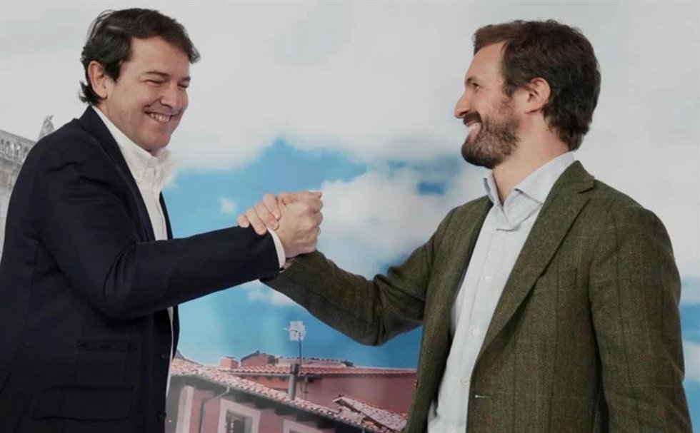 El presidente del PPCyL, Alfonso Fernández Mañueco, y el del PP nacional, Pablo Casado, este sábado en Léon.