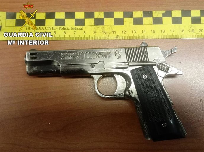 Pistola con la que realizaban los robos.