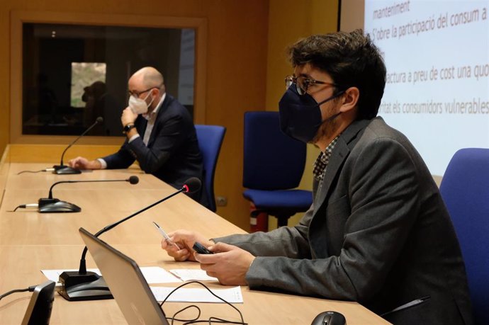 El director general de Energía y Cambio Climático, Pep Malagrava, y el director gerente del Instituto Balear de la Energía (IBE), Ferran Rosa, en una rueda de prensa.