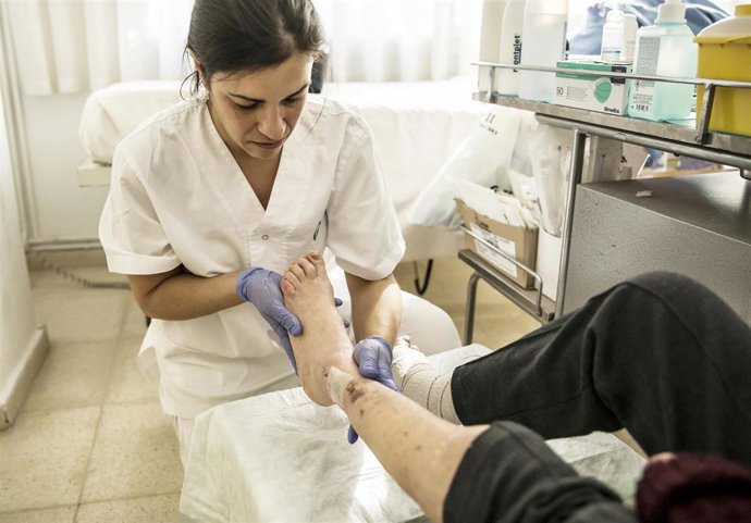 Enfermera cuidando de una úlcera vascular