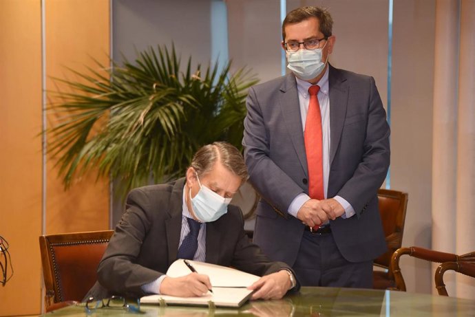 El secretario de Estado de Telecomunicaciones e Infraestructuras Digitales, Roberto Sánchez, y el presidente de la Diputación de Granada, José Entrena