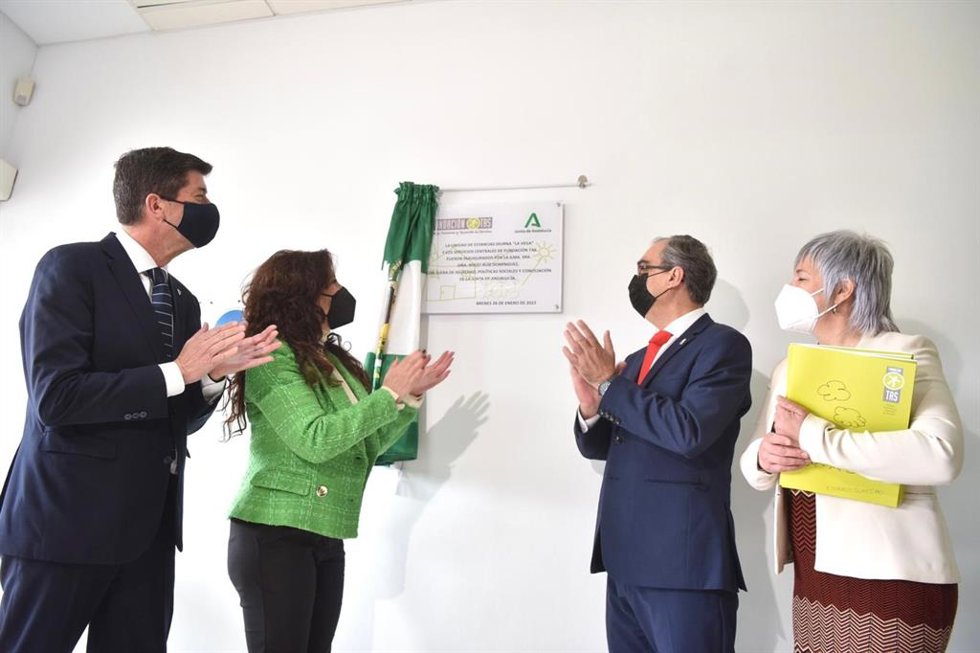 El vicepresidente y consejero de Turismo, Regeneración, Justicia y Administración Local, Juan Marín, inaugura junto a la consejera de Igualdad, Políticas Sociales y Conciliación, Rocío Ruiz, un Centro Integral de recursos para personas con discapacidad.