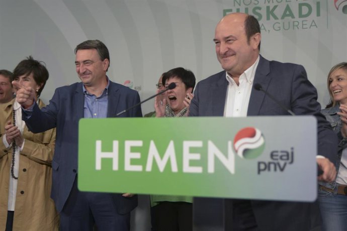 Archivo - El portavoz del Grupo Vasco en el Congreso de los Diputados , Aitor Esteban (i) y el presidente del PNV, Andoni Ortuzar (d), ofrecen declaraciones a los medios de comunicación en Sabin Etxea, en Bilbao