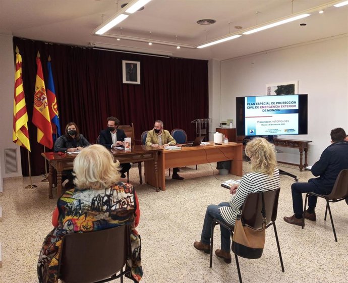El Gobierno de Aragón da a conocer a las autoridades de la zona el plan especial de protección civil elaborado para la planificación del riesgo químico en el municipio de Monzón y otras zonas de afectación.
