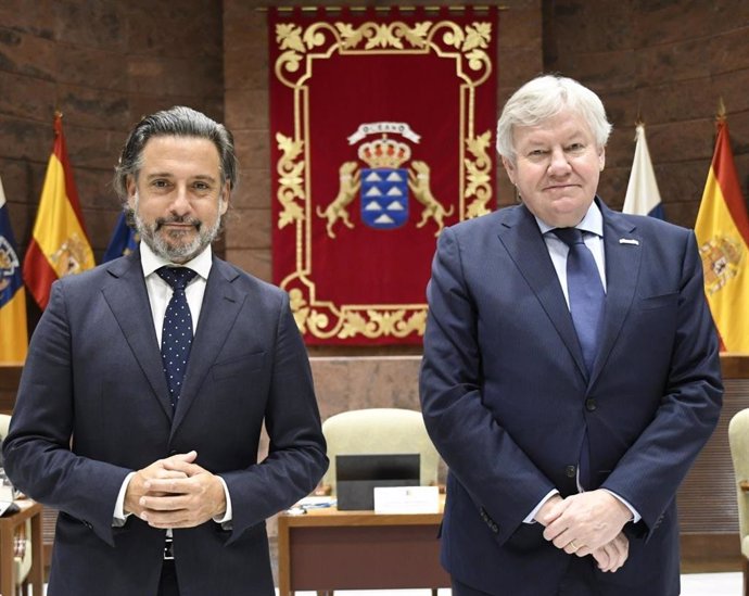 Archivo - El presidente del Parlamento de Canarias, Gustavo Matos, junto al presidente de CALRE, Jean-Claude Marcourt