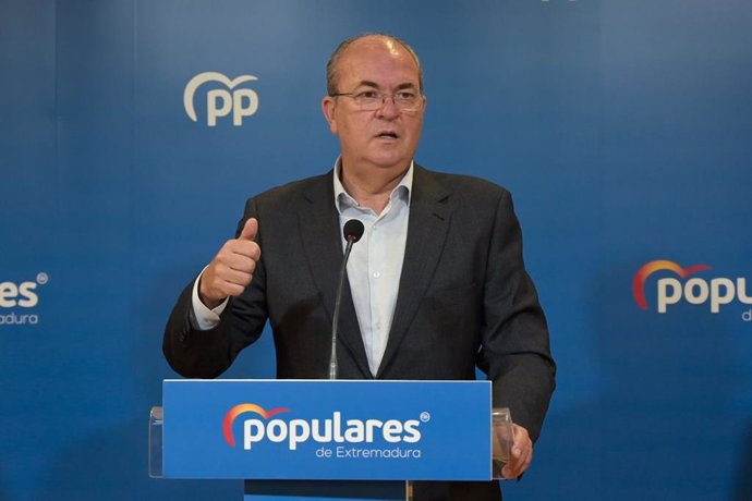 El presidente del PP de Extremadura, José Antonio Monago, en rueda de prensa.