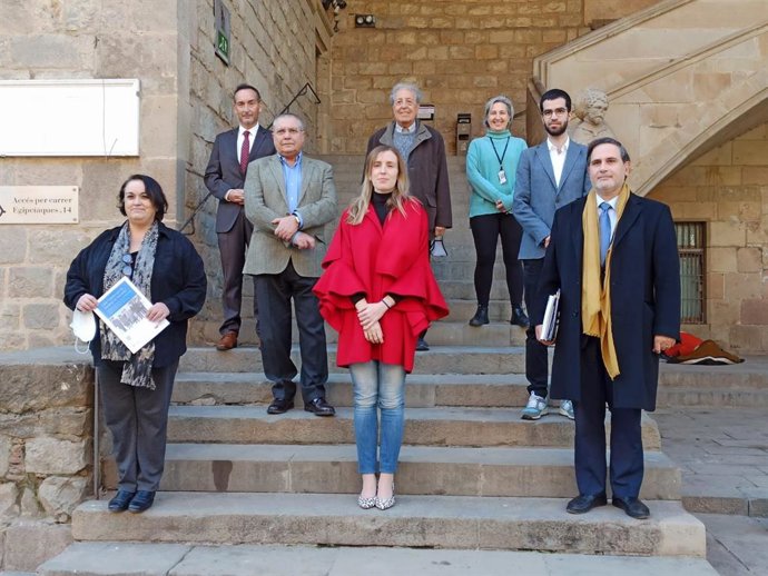 La consellera de Acción Exterior de la Generalitat, Victria Alsina, en el centro, acompañada por representantes de instituciones participantes del ciclo 'Catalunya i la Societat de Nacions', en la Biblioteca de Catalunya el 26 de enero.