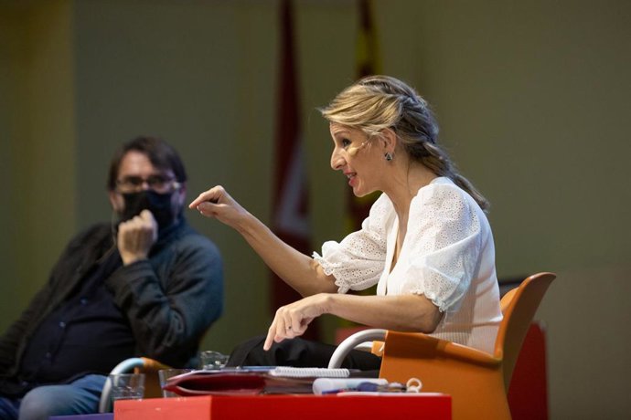 El secretario general de UGT de Catalunya, Camil Ros y la vicepresidenta segunda del Gobierno y ministra de Trabajo y Economía Social, Yolanda Díaz, durante un coloquio después de su reunión en la sede de UGT de Catalunya, a 26 de enero de 2022