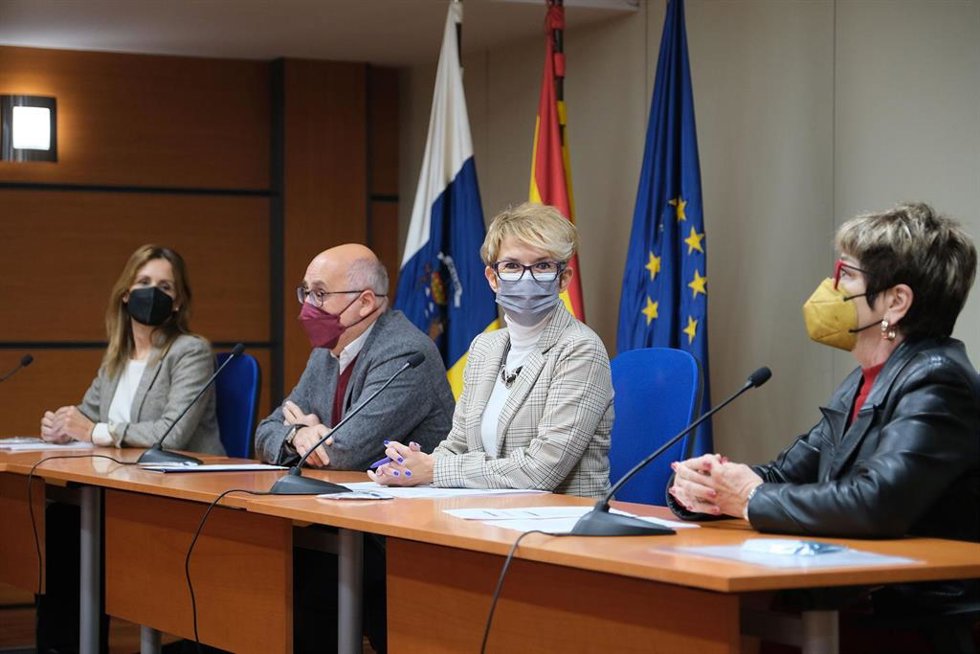 Elena Máñez presenta junto a la presidenta de la Fundación Laboral de la Construcción en Las Palmas, María de la Salud Gil; presidente del Cabildo de Gran Canaria, Antonio Morales; y la delegada de Red Eléctrica de España (REE), Ainara Irigoyen