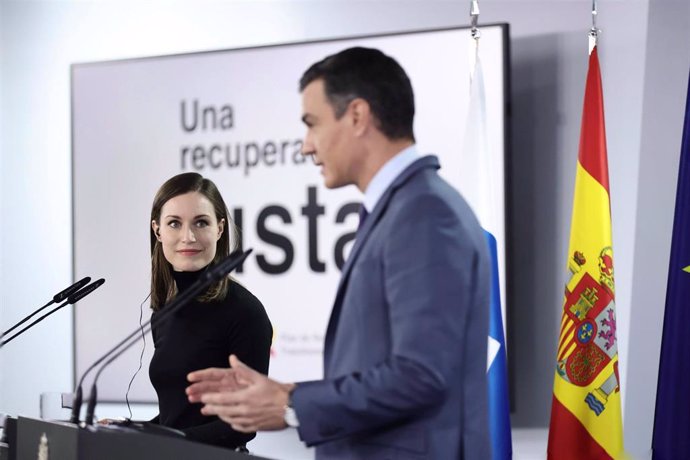 El presidente del Gobierno, Pedro Sánchez, y la primera ministra de la República de Finlandia, Sanna Marin, comparecen tras una reunión, en la Moncloa, a 26 de enero de 2022, en Madrid (España). El encuentro entre ambos dirigentes tiene como objetivo ab