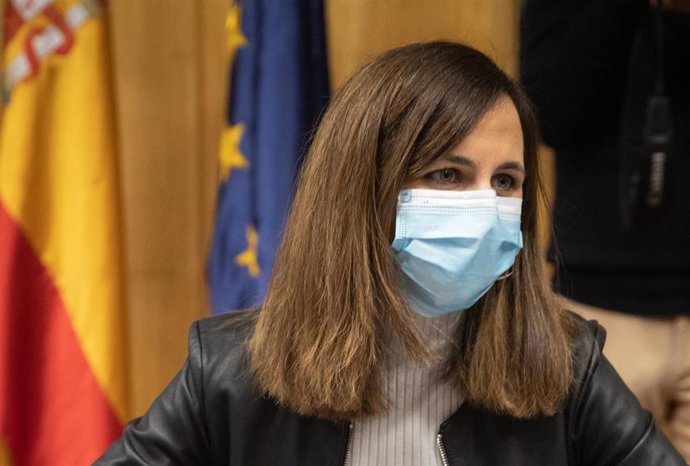 La ministra de Derechos Sociales y Agenda 2030, Ione Belarra, comparece antes de reunirse con colectivos que defienden el derecho a la vivienda, en el Ministerio de Derechos Sociales y Agenda 2030, a 26 de enero de 2022, en Madrid (España).