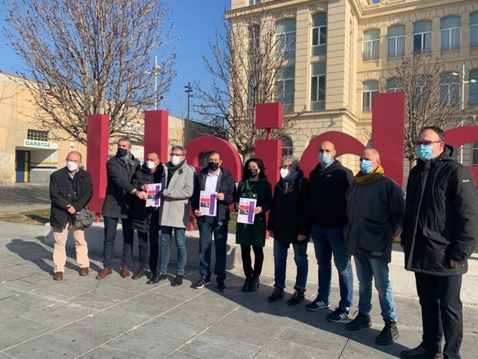 Representantes de las instituciones, de sindicatos, usuarios y vecinos de Lleida, han reclamado este miércoles más trenes entre Lleida y Barcelona.