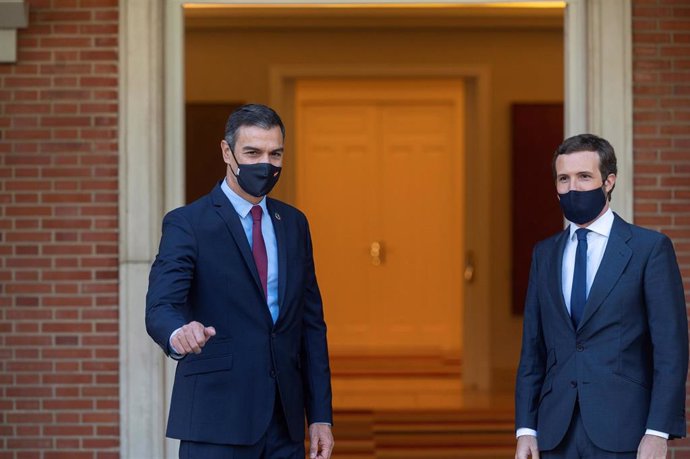 Archivo - El presidente del Gobierno, Pedro Sánchez, y el presidente del PP, Pablo Casado, posan en el Palacio de Moncloa, antes del inicio de su reunión, en Madrid (España), a 2 de septiembre de 2020.