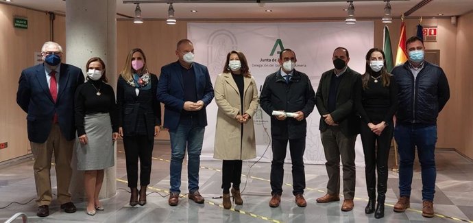 La consejera de Agricultura entrega una resolución a una comunidad de regantes de Almería.